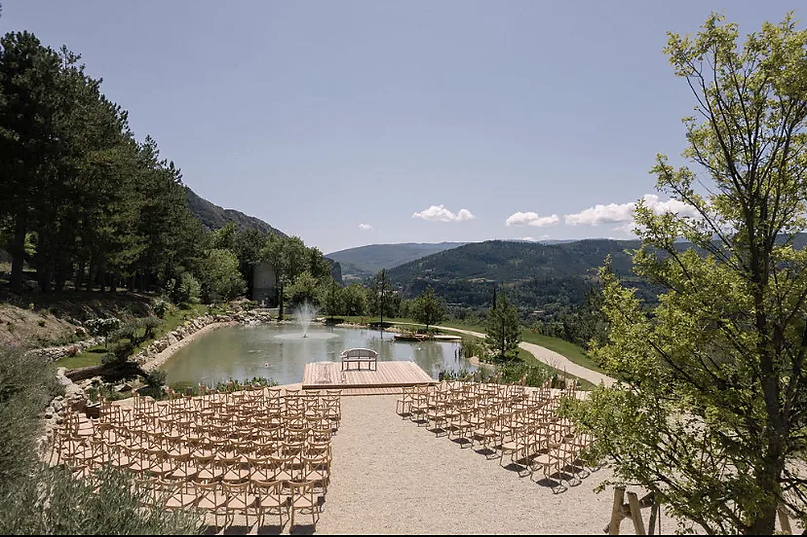 La cérémonie au bord du lac, face aux montagnes