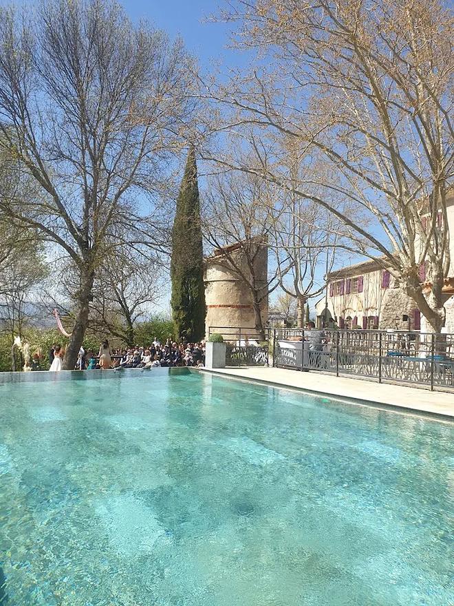 La piscine à débordement devant le mas